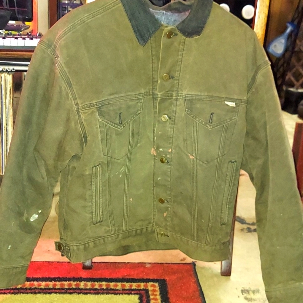 Long-sleeved Men's  blanket lined work jacket.